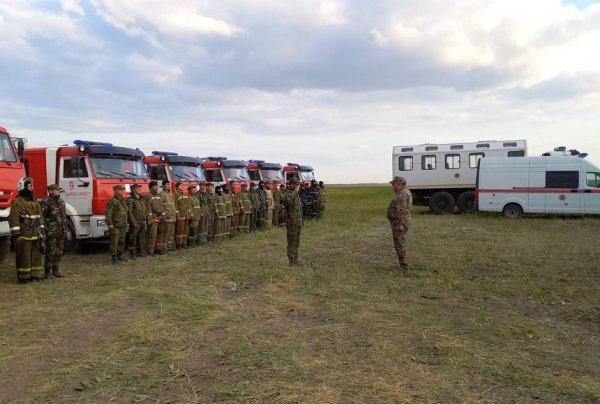 Пожар под Астаной: 34 человека продолжают тушить возгорание сухостоя