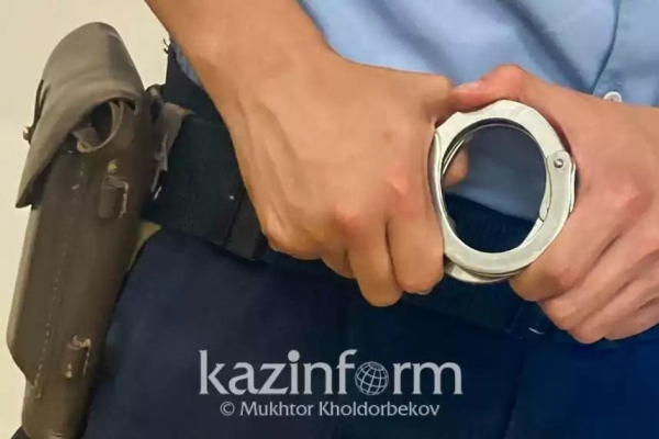 Вооруженного пистолетом сбытчика наркотиков задержали в Атырау