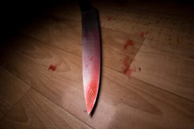 Весь пол в крови: неадекватный мужчина тяжело ранил двух врачей в больнице - подробности 24/04/2026 &ndash; Новости