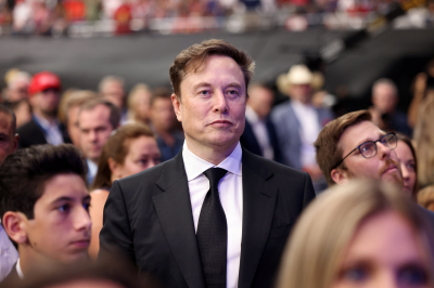 Олейник заявил, что Маск не даст Киеву бить по России с помощью Starlink за орден