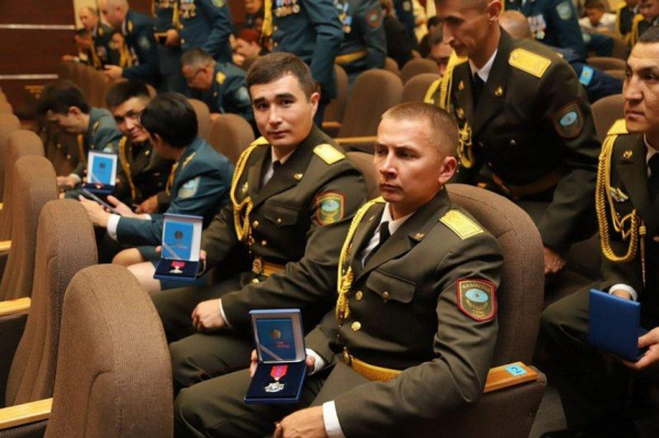Карагандинских спасателей наградили за отвагу на пожаре в области Абай