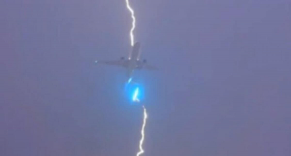 Момент удара молнии в самолет попал на видео