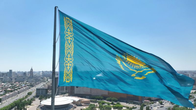 Флаг на свалке: житель Атырауской области обнаружил гос. символ на мусорке